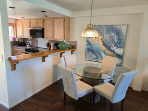 Dining - Tahoe Vista Inn Suite 6 (Tahoe Vista)