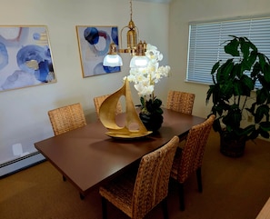 Dining - Tahoe Vista Inn Suite 7 (Tahoe Vista)