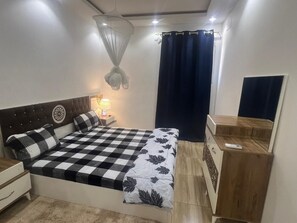 2 habitaciones, tabla de planchar con plancha, wifi y ropa de cama 
