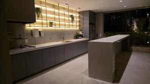 Microwave, oven, stovetop - Dani Studio Moema Grand Vitrali (São Paulo)