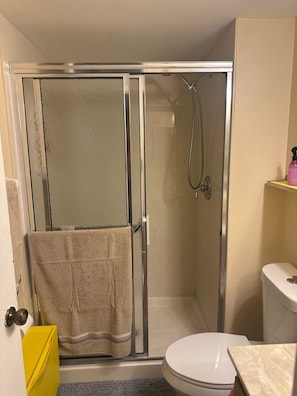 Haartrockner, Handtücher, Seife, Toilettenpapier