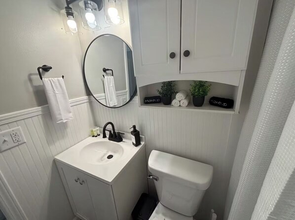 Douche, sĂšche-cheveux, serviettes fournies, savon