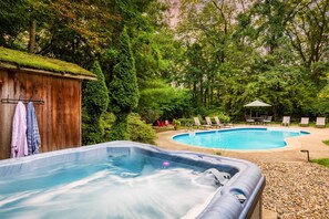 A heated pool - Heated Pool | Hot Tub | Sauna (Grand Beach)