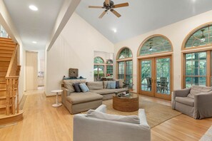 Fernseher, Kamin, Tischtennisplatte