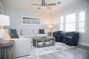 Una Smart TV, un reproductor estéreo