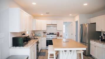 Kjøleskap, mikrobølgeovn, ovn og kokeplater