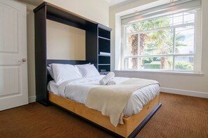 4 soverom, skrivebord, strykejern/-brett og reiseseng for barn