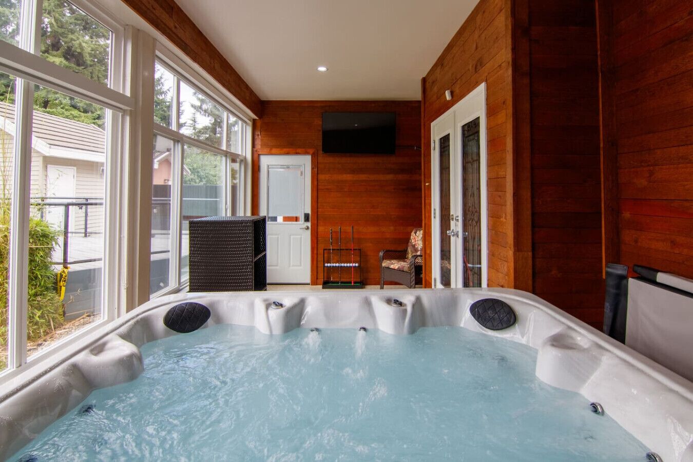 Indoor spa tub