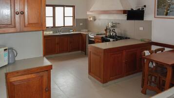 House, Ocean View | Private kitchen