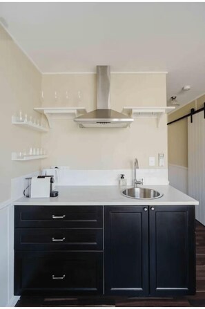 Mikrobølgeovn, kokeplater, kaffetrakter/tekoker og vannkoker