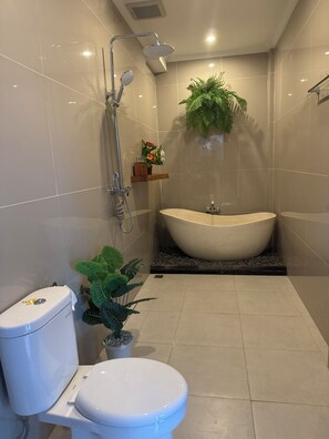 Chuveiro, secador de cabelo, bidê, toalhas de banho