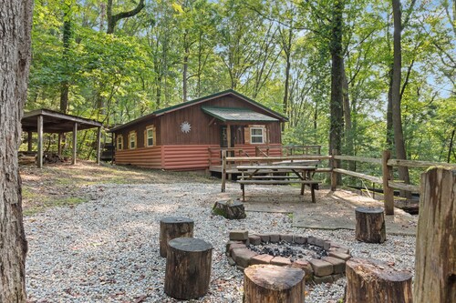 Delightful secluded 3BR cabin/hot tub/fire pit/deck, in Hocking Hills