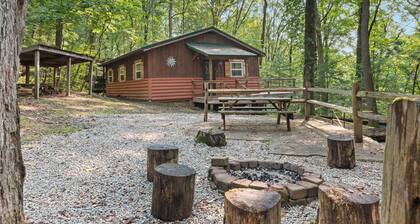 Delightful secluded 3BR cabin/hot tub/fire pit/deck, in Hocking Hills