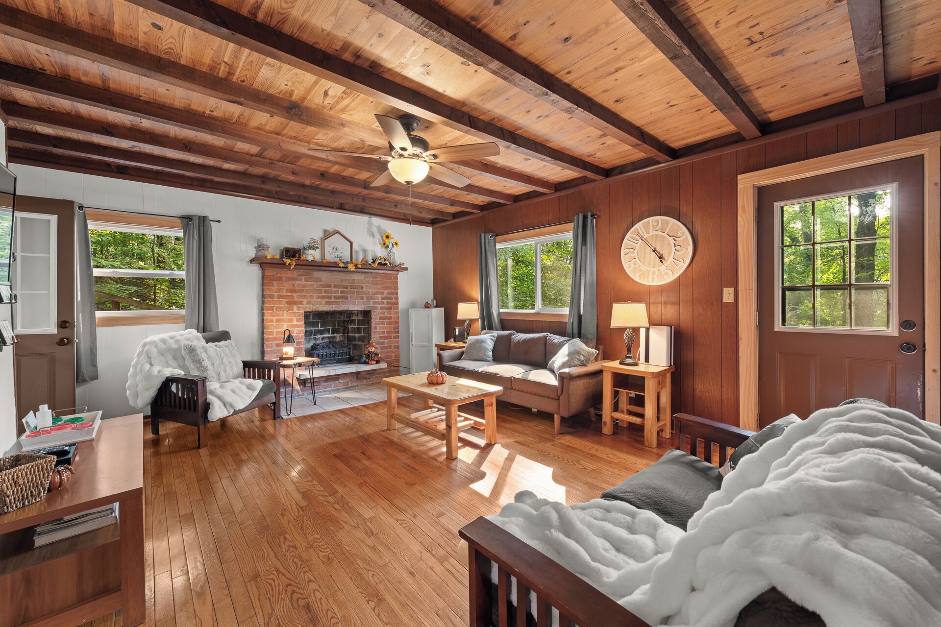 Smart-TV, peis, DVD-spiller og bøker