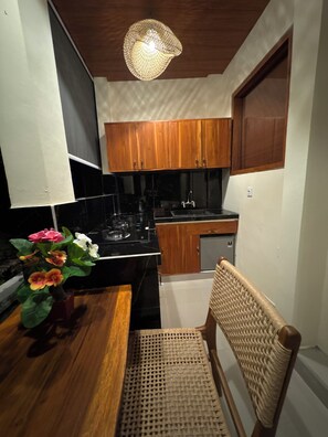 Fridge, stovetop, electric kettle, cookware/dishes/utensils