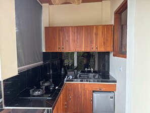 Fridge, stovetop, electric kettle, cookware/dishes/utensils