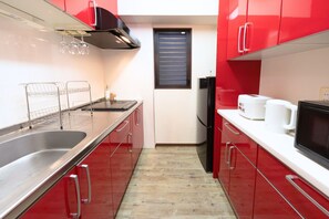 Kylskåp, mikrovågsugn, spishäll och vattenkokare