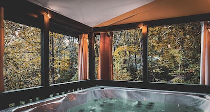Hot tub + Fire Pit+ 2 Bedroom, 2 Bathroom Pet-Friendly Home