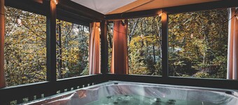 Hot tub + Fire Pit+ 2 Bedroom, 2 Bathroom Pet-Friendly Home