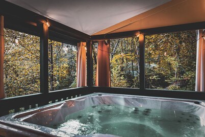 Hot tub + Fire Pit+ 2 Bedroom, 2 Bathroom Pet-Friendly Home