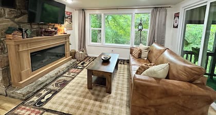 Hot tub + Fire Pit+ 2 Bedroom, 2 Bathroom Pet-Friendly Home