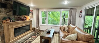 Hot tub + Fire Pit+ 2 Bedroom, 2 Bathroom Pet-Friendly Home