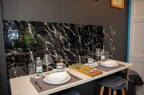 Dining - Stylish 2BR Home in Manchester near Etihad Stadium with WiFi and free parking. (Droylsden)