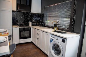 Fridge, microwave, oven, stovetop - Stylish 2BR Home in Manchester near Etihad Stadium with WiFi and free parking. (Droylsden)