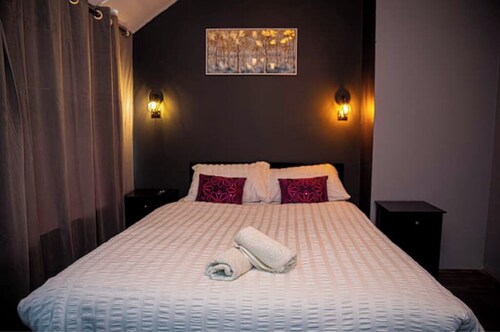 Stylish 2BR Home in Manchester near Etihad Stadium with WiFi and free parking.