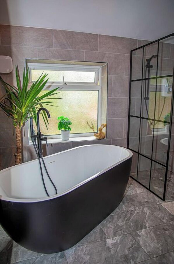 Douche, serviettes fournies, savon, shampoing
