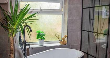 Stylish 2BR Home in Manchester near Etihad Stadium with WiFi and free parking.
