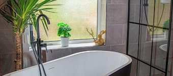 Stylish 2BR Home in Manchester near Etihad Stadium with WiFi and free parking.