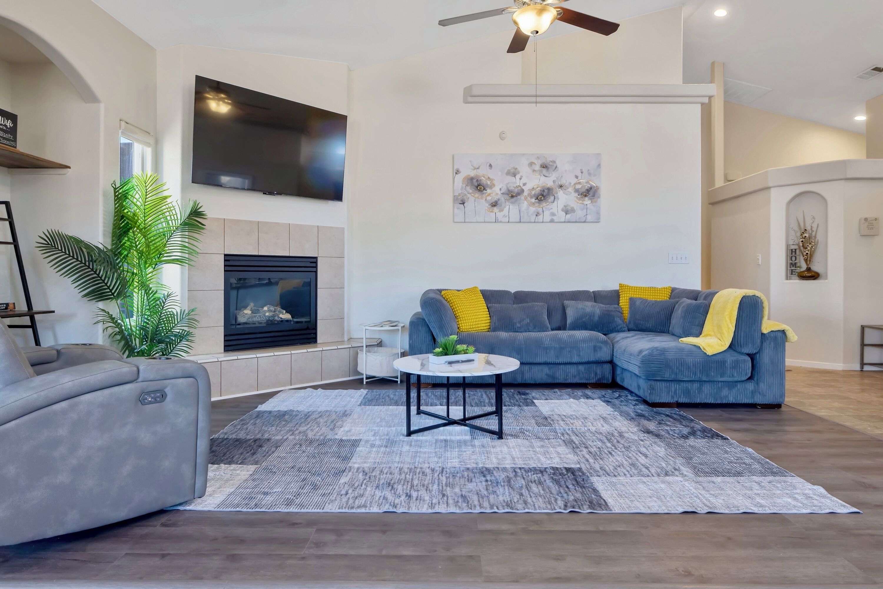 Fernseher, Kamin, Bücher