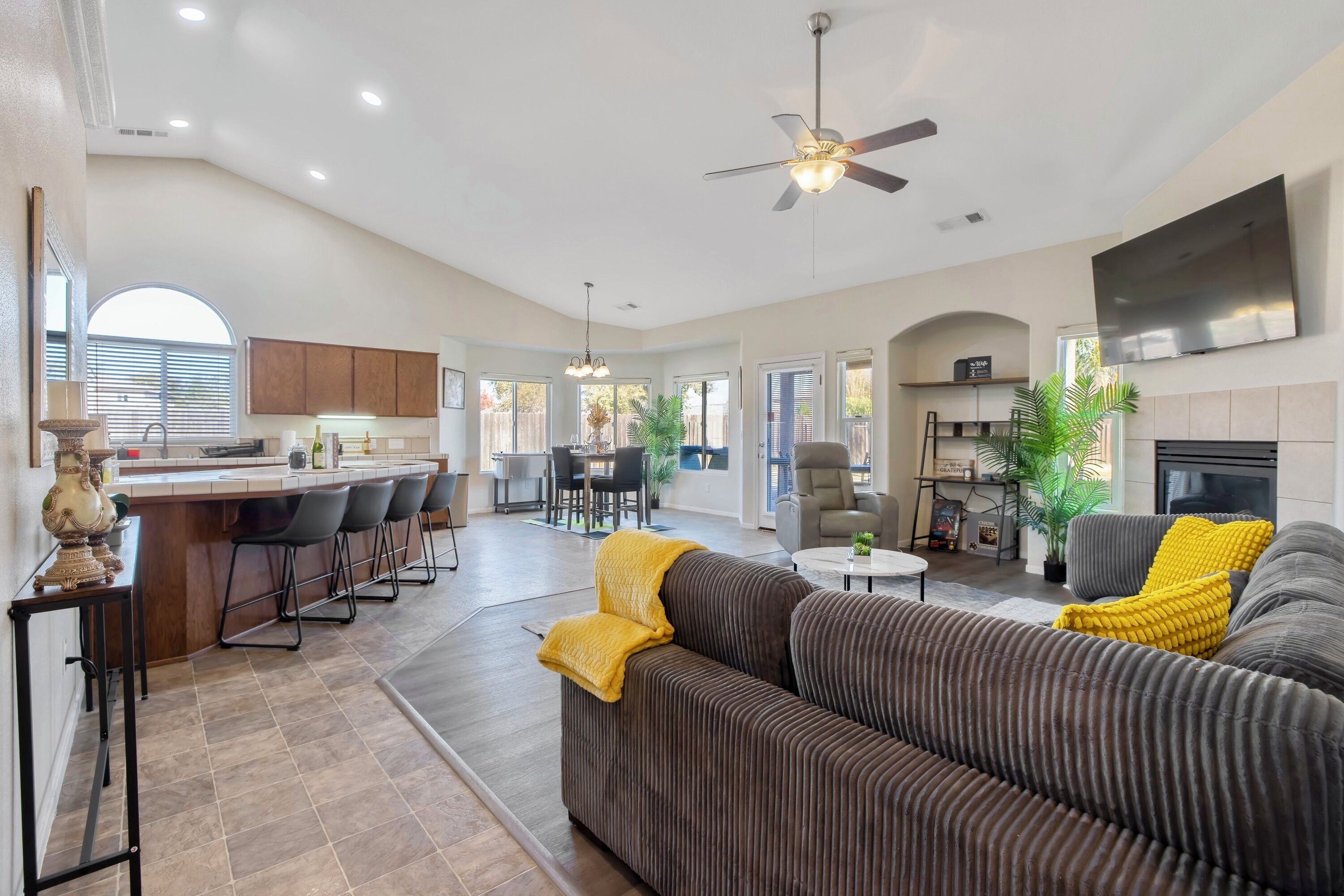 Télévision, cheminée, livres