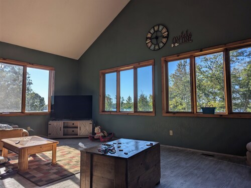 Sprawling 4-bedroom plus loft cabin in Garrison