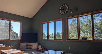 Sprawling 4-bedroom plus loft cabin in Garrison