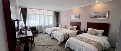 Quarto triplo básico, vista para a cidade | Wi-Fi de cortesia