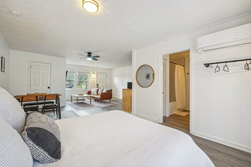 Cozy Kennesaw Apartment Close to KSU w/ EV Charger