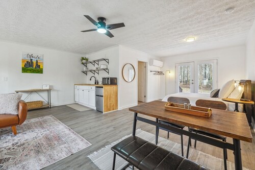 Cozy Kennesaw Apartment Close to KSU w/ EV Charger