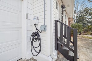 Exterior - Cozy Kennesaw Apartment Close to KSU w/ EV Charger (Kennesaw)