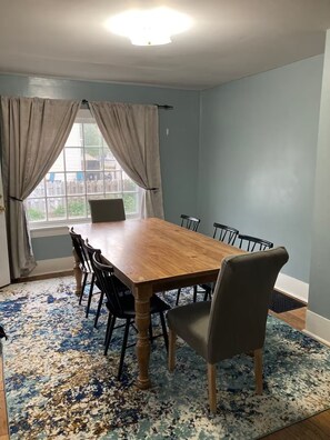 Dining - Wonderful 4-bedroom house with hot tub in Bellville (Bellville)
