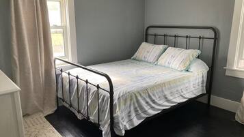 4 bedrooms, iron/ironing board, free WiFi, bed sheets