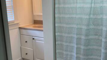 Secador de cabelo, toalhas de banho, papel higiênico