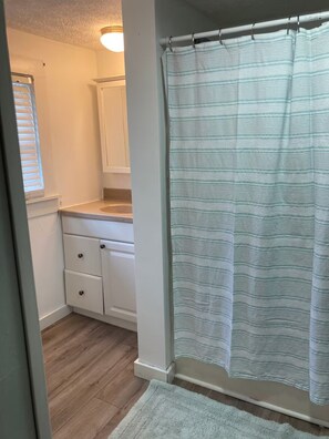 Sèche-cheveux, serviettes fournies, papier toilette