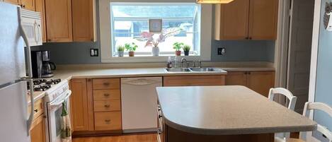 Mikrobølgeovn, ovn, kokeplater og oppvaskmaskin