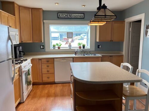 Wonderful 4-bedroom house with hot tub in Bellville