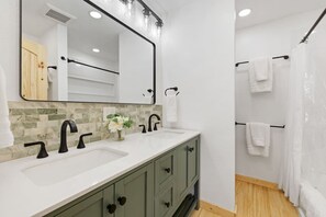 Hair dryer, towels - Custer Love Shack Getaway (Custer)