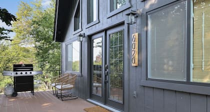 Black Pocono Cabin Retreat — Hot Tub, Grill & Walk to Lake