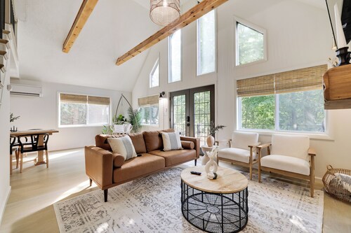 Black Pocono Cabin Retreat — Hot Tub, Grill & Walk to Lake