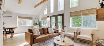 Black Pocono Cabin Retreat — Hot Tub, Grill & Walk to Lake